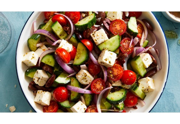 Salade Méditerranéenne Rafraîchissante au Feta et aux Herbes